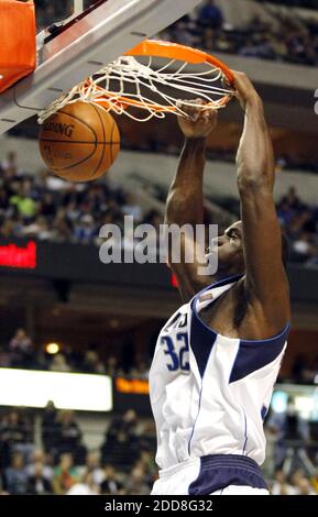 KEIN FILM, KEIN VIDEO, KEIN TV, KEIN DOKUMENTARFILM - Dallas Mavericks Forward Brandon Bass (32) hängt nach einem Abtauchen im vierten Quartal gegen die Memphis Grizzlies im American Airlines Center in Dallas TX, USA am 23. Dezember 2008 auf dem Korb. Die Mavericks besiegten die Grizzlies, 100-82. Foto von Rodger Mallison/Fort Worth Star-Telegram/MCT/ABACAPRESS.COM Stockfoto