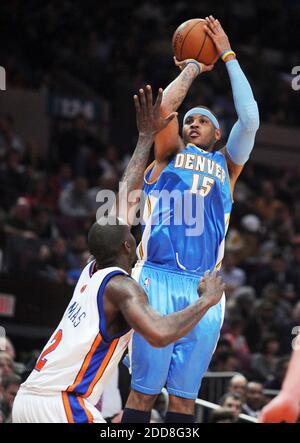 KEIN FILM, KEIN VIDEO, KEIN Fernsehen, KEIN DOKUMENTARFILM - Denver Nuggets Forward Carmelo Anthony (15) dreht über New York Knicks Forward Tim Thomas (2) im dritten Viertel im Madison Square Garden in New York City, NY, USA am 28. Dezember 2008. Denver Nuggets gewann 117-110. Foto von J. Conrad Williams Jr./Newsday/MCT/Cameleon/ABACAPRESS.COM Stockfoto