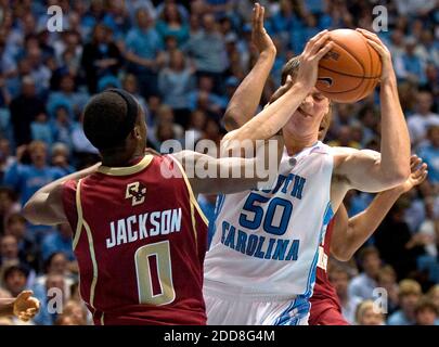 KEIN FILM, KEIN VIDEO, KEIN Fernsehen, KEINE DOKUMENTATION - Reggie Jackson (0) des Boston College kämpft am 4. Januar 2009 im Smith Center in Chapel Hill, NC, USA, um einen Rebound mit Tyler Hansbrough (50) aus North Carolina. Foto von Robert Willett/Raleigh News & Observer/MCT/Cameleon/ABACAPRESS.COM Stockfoto