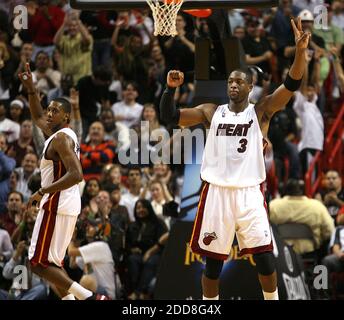KEIN FILM, KEIN VIDEO, KEIN Fernsehen, KEIN DOKUMENTARFILM - Dwyane Wade (3) und Mario Chalmers von Miami Heat feiern am 30. Dezember 2008 in der American Airlines Arena in Miami, FL, USA ihren Sieg über die Cleveland Cavaliers im Jahr 104-95. Die Hitze gewann 104-95. Foto von Hector Gabino/El Nuevo Herald/MCT/Cameleon/ABACAPRESS.COM Stockfoto