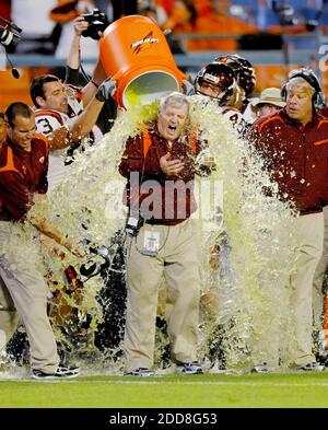 KEIN FILM, KEIN VIDEO, KEIN TV, KEIN DOKUMENTARFILM - Virginia Tech-Cheftrainer Frank Beamer erhält einen Gatorade Dunk nach dem Sieg der Hokies 20-7 über die Cincinnati Bearcats im Orange Bowl im Dolphin Stadium in Miami, FL, USA am 1. Januar 2009. Foto von Jim Rassol/Sun-Sentinel/MCT/ABACAPRESS.COM Stockfoto