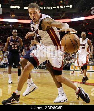 KEIN FILM, KEIN VIDEO, KEIN Fernsehen, KEIN DOKUMENTARFILM - Michael Beasley (30) von Miami Heat übernimmt im ersten Quartal gegen die New Jersey Netze in der American Airlines Arena in Miami, FL, USA am 3. Januar 2009 die Kontrolle über den Ball. Die Hitze besiegte die Netze, 101-96. Foto von Pedro Portal/El Nuevo Herald/MCT/Cameleon/ABACAPRESS.COM Stockfoto