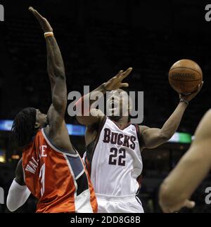 KEIN FILM, KEIN VIDEO, KEIN Fernsehen, KEIN DOKUMENTARFILM - Michael REDD (22) von Milwaukee Bucks macht eine Aufnahme, während er am 2. Januar 2009 im Bradley Center in Milwaukee, WI, USA, von The Charlotte Bobcats' Gerald Wallace verteidigt wird. Die Bucks besiegten die Bobcats, 103-75. Foto von Mark Hoffman/Milwaukee Journal Sentinel/MCT/Cameleon/ABACAPRESS.COM Stockfoto