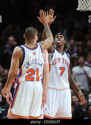 KEIN FILM, KEIN VIDEO, KEIN TV, KEIN DOKUMENTARFILM - New York Knicks Forward Wilson Chandler (21) gratuliert Al Harrington (7), der im vierten Quartal von den Boston Celtics im Madison Square Garden in New York City, NY, USA am 4. Januar 2009 gefuellt wurde. New York Knicks gewann 100-88. Foto von J. Conrad Williams Jr./Newsday/MCT/Cameleon/ABACAPRESS.COM Stockfoto