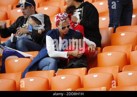 Isabelle Matuidi und ihr Sohn während der FIFA Fußball-Weltmeisterschaft Russland 2018 Spiel, Frankreich gegen Peru in Ekatarinenburg Stadion, Ekatarinenburg, Russland am 21. Juni 2018. Foto von Henri Szwarc/ABACAPRESS.COM Stockfoto