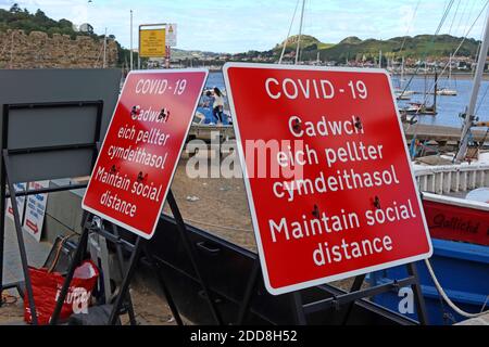 Conwy Quay, Strand, Covid-19, halten Sie Ihre Entfernung, Schilder, am Hafen, North Wales, Großbritannien, LL32 Stockfoto