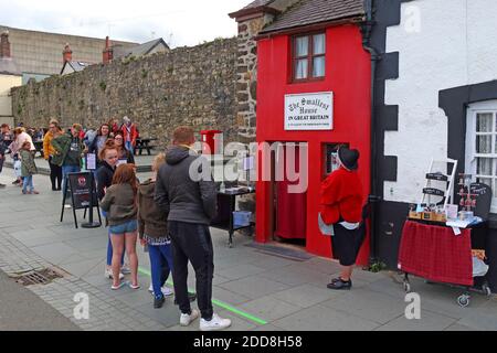 Das kleinste Haus in Großbritannien,Quay House,The Quay,Conwy,North Wales,UK,mit Walisisch dame in traditioneller Kleidung Stockfoto