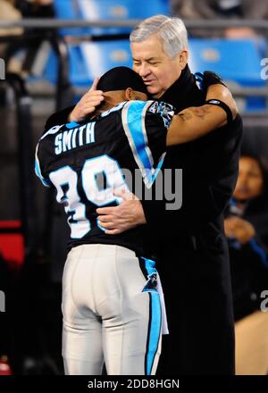 KEIN FILM, KEIN VIDEO, KEIN TV, KEIN DOKUMENTARFILM - Carolina Panthers Besitzer Jerry Richardson, rechts, spricht mit Panthers breitem Empfänger Steve Smith vor dem NFC Divisional Spiel gegen die Arizona Cardinals im Bank of America Stadium in Charlotte, NC, USA am 10. Januar 2009. Foto von Jeff Siner/Charlotte Observer/MCT/ABACAPRESS.COM Stockfoto