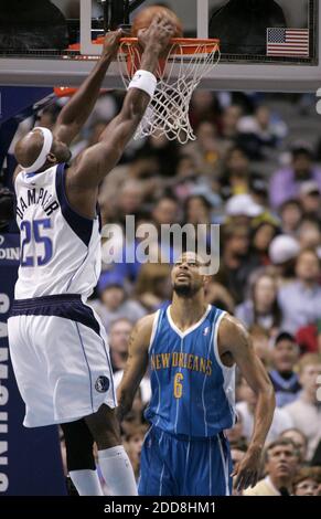 KEIN FILM, KEIN VIDEO, KEIN TV, KEIN DOKUMENTARFILM - Dallas Mavericks Erick Dampier verspielt den Ball im ersten Quartal Aktion gegen New Orleans Hornets Tyson Chandler im American Airlines Center in Dallas, TX, USA am 14. Januar 2009. New Orleans Hornets gewann 104-97. Foto von Joyce Marshall/Fort Worth Star-Telegram/MCT/Cameleon/ABACAPRESS.COM Stockfoto