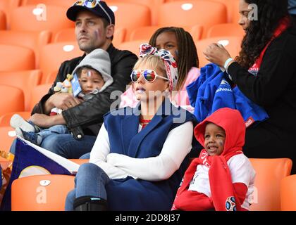 Isabelle Matuidi und ihr Sohn während der FIFA Fußball-Weltmeisterschaft Russland 2018 Spiel, Frankreich gegen Peru in Ekatarinenburg Stadion, Ekatarinenburg, Russland am 21. Juni 2018. Foto von Christian Liewig/ABACAPRESS.COM Stockfoto