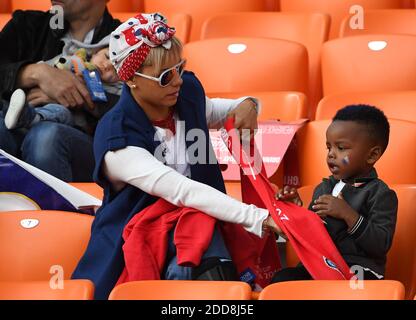 Isabelle Matuidi und ihr Sohn während der FIFA Fußball-Weltmeisterschaft Russland 2018 Spiel, Frankreich gegen Peru in Ekatarinenburg Stadion, Ekatarinenburg, Russland am 21. Juni 2018. Foto von Christian Liewig/ABACAPRESS.COM Stockfoto