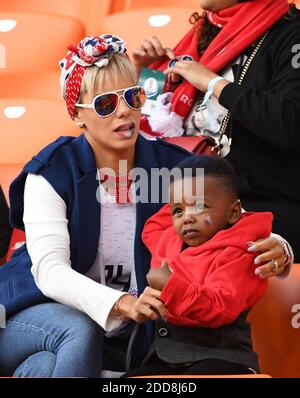 Isabelle Matuidi und ihr Sohn während der FIFA Fußball-Weltmeisterschaft Russland 2018 Spiel, Frankreich gegen Peru in Ekatarinenburg Stadion, Ekatarinenburg, Russland am 21. Juni 2018. Foto von Christian Liewig/ABACAPRESS.COM Stockfoto