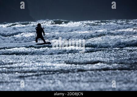 Kitesurfer am Broadhaven Beach, Pembrokeshire Coast National Park, Wales, Vereinigtes Königreich Stockfoto