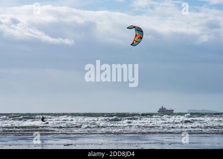 Kitesurfer am Broadhaven Beach, Pembrokeshire Coast National Park, Wales, Vereinigtes Königreich Stockfoto