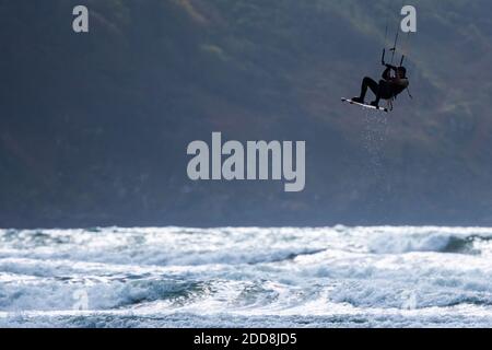 Kitesurfer am Broadhaven Beach, Pembrokeshire Coast National Park, Wales, Vereinigtes Königreich Stockfoto