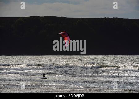 Kitesurfer am Broadhaven Beach, Pembrokeshire Coast National Park, Wales, Vereinigtes Königreich Stockfoto