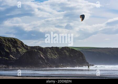 Kitesurfer am Broadhaven Beach, Pembrokeshire Coast National Park, Wales, Vereinigtes Königreich Stockfoto