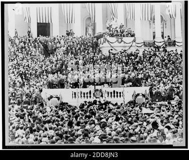 KEIN FILM, KEIN VIDEO, KEIN Fernsehen, KEIN DOKUMENTARFILM - Oberrichter Edward D. White verwaltet den Amtseid an Präsident Woodrow Wilson auf dem Ostportikus des US-Kapitols in Washington, D.C., USA am 4. März 1913. Foto: Library of Congress/MCT/ABACAPRESS.COM Stockfoto