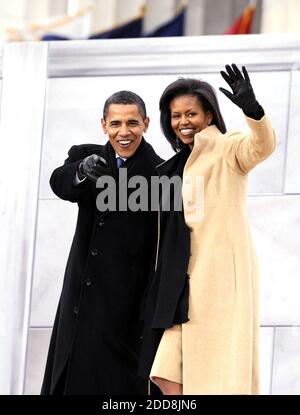 KEIN FILM, KEIN VIDEO, KEIN Fernsehen, KEIN DOKUMENTARFILM - der designierte Präsident Barack Obama und seine Frau Michelle kommen zur Obama-Einweihungsparty auf den Stufen des Lincoln Memorial in Washington, D.C., USA, Sonntag, 18. Januar 2009. Foto von Brian Baer/Sacramento Bee/MCT/ABACAPRESS.COM Stockfoto