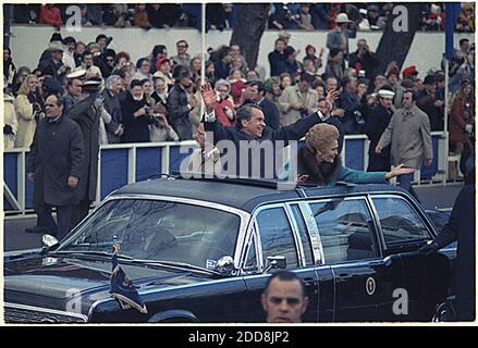 KEIN FILM, KEIN VIDEO, KEIN Fernsehen, KEIN DOKUMENTARFILM - US-Präsident Richard Nixon und First Lady Patricia Nixon treten während der Motorokade für Nixons zweite Einweihung am 20. Januar 1973 in Washington, D.C. auf. Foto: National Archives/MCT/ABACAPRESS.COM Stockfoto