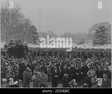 KEIN FILM, KEIN VIDEO, KEIN Fernsehen, KEIN DOKUMENTARFILM - EINE Menge versammelt sich vor dem Weißen Haus zur Einweihung des US-Präsidenten Franklin D. Roosevelt am 20. Januar 1945 in Washington, D.C., USA. Foto: Franklin D. Roosevelt Library/National Archives/MCT/ABACAPRESS.COM Stockfoto