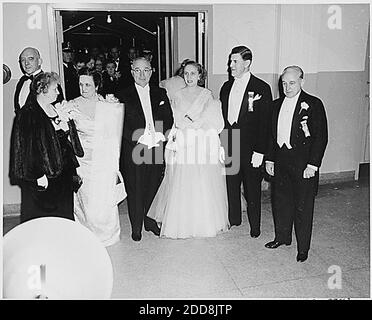 KEIN FILM, KEIN VIDEO, KEIN Fernsehen, KEIN DOKUMENTARFILM - US-Präsident Harry S. Truman (C), First Lady Bess Truman (L), Tochter Margaret (Mitte, R), Und Antrittsball Co-Chairman Edgar Morris und Arthur Bergman (beide R), besuchen die Antrittsball bei der National Guard Armory in Washington, D.C., USA am 20. Januar 1949. Foto: Harry S. Truman Library/National Archives/MCT/ABACAPRESS.COM Stockfoto