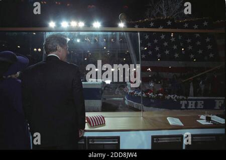 KEIN FILM, KEIN VIDEO, KEIN Fernsehen, KEIN DOKUMENTARFILM - US-Präsident Bill Clinton und First Lady Hillary Rodham Clinton (L) sehen sich am 20. Januar 1993 die Eröffnungsparade vor dem Weißen Haus in Washington, D.C., USA, an. Foto: National Archives/MCT/ABACAPRESS.COM Stockfoto