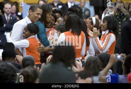 KEIN FILM, KEIN VIDEO, KEIN Fernsehen, KEIN DOKUMENTARFILM - der designierte Präsident Barack Obama und seine Frau Michelle tanzen mit Cheerleadern während des Besuchs der Calvin Coolidge High School Studenten im Rahmen des National Day of Service Project in Washington D.C., USA am Montag, 19. Januar 2009. Militärfamilien, Coolidge Studenten und lokale Service-Gruppe wie Service Nation, Year Up halfen mit verschiedenen Aktivitäten für die Truppen. Foto von Zbigniew Bzdak/Chicago Tribune/MCT/ABACAPRESS.COM Stockfoto