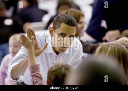 KEIN FILM, KEIN VIDEO, KEIN Fernsehen, KEIN DOKUMENTARFILM - der designierte Präsident Barack Obama und seine Frau Michelle besuchen am Montag, den 19. Januar 2009, die Calvin Coolidge High School-Studenten im Rahmen des National Day of Service Project in Washington D.C., USA. Militärfamilien, Coolidge Studenten und lokale Service-Gruppe wie Service Nation, Year Up halfen mit verschiedenen Aktivitäten für die Truppen. Foto von Zbigniew Bzdak/Chicago Tribune/MCT/ABACAPRESS.COM Stockfoto