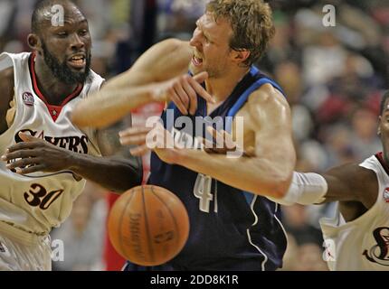 KEIN FILM, KEIN VIDEO, KEIN Fernsehen, KEIN DOKUMENTARFILM - Reggie Evans, Left und Royal Ivey von Philadelphia 76ers stehlen Dallas Mavericks Dirk Nowitzki im vierten Viertel des Wachovia Centers in Philadelphia, PA, USA am 19. Januar 2009 den Ball. Dallas Mavericks gewann 95-93. Foto von David M Warren/Philadelphia Inquirer/MCT/Cameleon/ABACAPRESS.COM Stockfoto