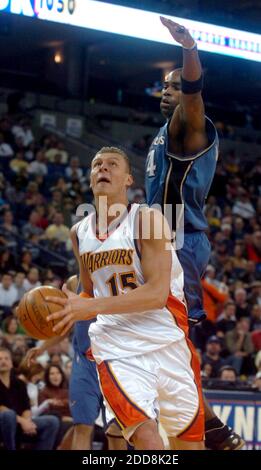 KEIN FILM, KEIN VIDEO, KEIN Fernsehen, KEIN DOKUMENTARFILM - Andris Biedrins von den Golden State Warriors geht für zwei Personen hoch, als Antawn Jamison von Washington Wizards versucht, ihn am 19. Januar 2009 in Oakland, CA, USA, zu verdecken. Die Krieger schlugen die Zauberer 119-98. Foto von Susan Tripp Pollard/Contra Costa Times/MCT/Cameleon/ABACAPRESS.COM Stockfoto