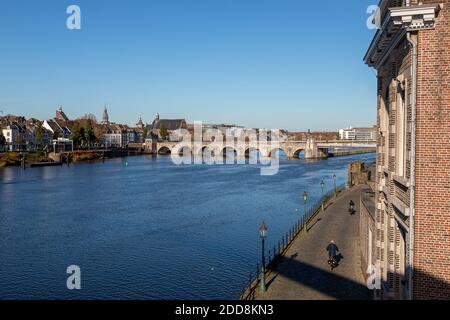 Blick auf die Skyline von Maastricht vom Hoge Brug mit Blick auf die Flussseite, Kopfsteinpflasterstraßen und die historische sint servaas Brücke Stockfoto