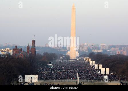 KEIN FILM, KEIN VIDEO, KEIN Fernsehen, KEIN DOKUMENTARFILM - die National Mall füllt sich, als sich die Leute versammeln, um die Einweihung von Barack Obama in Washington, D.C., USA am Dienstag, dem 20. Januar 2009 zu sehen. Foto von Chuck Kennedy/MCT/ABACAPRESS.COM Stockfoto