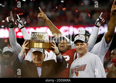 KEIN FILM, KEIN VIDEO, KEIN TV, KEIN DOKUMENTARFILM - Arizona Cardinals Besitzer Bill Bidwell, hält Trophäe, Bertrand Berry und Trainer Ken Whisenhunt, rechts, feiern die NFC Championship, nach einem Sieg 32-25 über die Philadelphia Eagles im University of Phoenix Stadium in Phoenix, AZ, USA am 18. Januar 2009. Die Kardinäle besiegten die Adler, 32-25. Foto von Eric Mencher/Philadelphia Inquirer/MCT/Cameleon/ABACAPRESS.COM Stockfoto