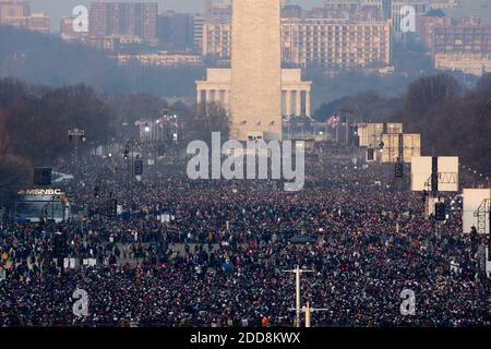 KEIN FILM, KEIN VIDEO, KEIN Fernsehen, KEIN DOKUMENTARFILM - die National Mall füllt sich, als sich die Leute versammeln, um die Einweihung von Barack Obama in Washington, D.C., USA am Dienstag, dem 20. Januar 2009 zu sehen. Foto von Chuck Kennedy/MCT/ABACAPRESS.COM Stockfoto