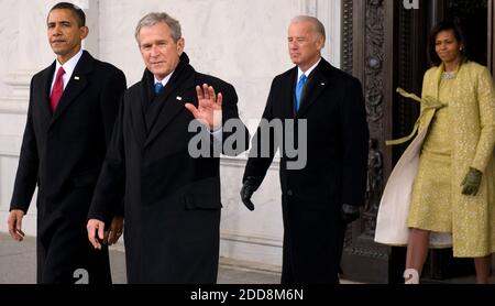 KEIN FILM, KEIN VIDEO, KEIN Fernsehen, KEINE DOKUMENTATION - der ehemalige Präsident George W. Bush winkt, als er neben Präsident Barack Obama, Vizepräsident Joe Biden und First Lady Michelle Obama zu einem wartenden Hubschrauber geht, nachdem Obama als 44. US-Präsident im US-Kapitol in Washington, D.C., eingeweiht wurde. USA, am 20. Januar 2009. Obama wird der erste afroamerikanische, der in das Amt des Präsidenten in der Geschichte der Vereinigten Staaten gewählt wird. Foto von Saul Loeb/Pool/MCT/ABACAPRESS.COM Stockfoto