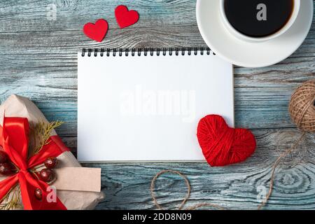 Notizbuch auf einem romantischen Hintergrund. Draufsicht mit Platz zum Kopieren. Stockfoto