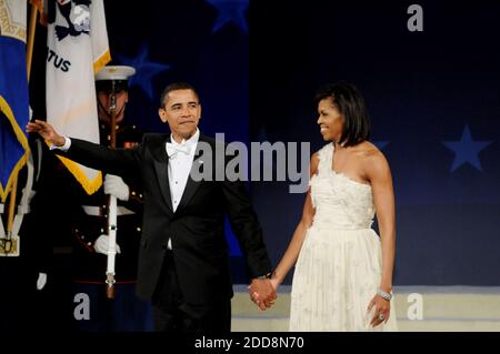 KEIN FILM, KEIN VIDEO, KEIN Fernsehen, KEIN DOKUMENTARFILM - Präsident Barack Obama winkt der Menge zu, während er die Hand von First Lady Michelle Obama beim Mid-Atlantic Antrittsball in Washington, D.C., USA, am Dienstag, 20. Januar 2009 hält. Foto von Jon FREILICH/MCT/ABACAPRESS.COM Stockfoto