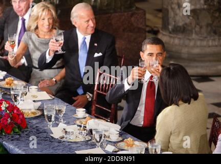 KEIN FILM, KEIN VIDEO, KEIN Fernsehen, KEIN DOKUMENTARFILM - Präsident Barack Obama, hebt sein Glas für einen Toast mit First Lady Michelle Obama, Vizepräsident Joe Biden und seine Frau, Dr. Jill Biden, am Ende ihres Mittagessens in der Statuary Hall im US-Kapitol in Washington, D.C., USA am 20. Januar 2009. Obama wird der erste afroamerikanische, der in das Amt des Präsidenten in der Geschichte der Vereinigten Staaten gewählt wird. Foto von MCT/ABACAPRESS.COM Stockfoto