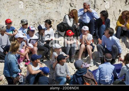 Nicolas Hulot, Minister für Ökologie, besucht die Calanques und die Insel Frioul in Marseille, Frankreich, und trifft sich am 18. Mai 2018 mit jungen Schülern. Foto von Pascal Parrot/ABACAPRESS.COM Stockfoto