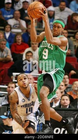 KEIN FILM, KEIN VIDEO, KEIN TV, KEINE DOKUMENTATION - Boston Celtics Guard Rajon Rondo springt für einen Rebound über OrlandoMagic Guard Jameer Nelson während des Boston Celtics bei Orlando Magic NBA Spiel in der Amway Arena in Orlando, FL, USA am 22. Januar 2009. Boston Celtics gewann 90-80. Foto von Stephen M. Dowell/Orlando Sentinel/MCT/Cameleon/ABACAPRESS.COM Stockfoto