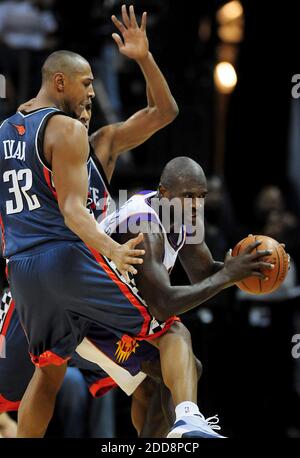 KEIN FILM, KEIN VIDEO, KEIN TV, KEIN DOKUMENTARFILM - Charlotte Bobcats Boris Diaw (32) und Raja Bell (19) üben am 23. Januar 2009 während der Spielaktion in der Time Warner Cable Arena in Charlotte, NC, USA, defensiven Druck auf Phoenix Suns Jason Richardson (23) aus. Die Bobcats besiegten die Sonnen 98-76. Foto von Jeff Siner/Charlotte Observer/MCT/ABACAPRESS.COM Stockfoto