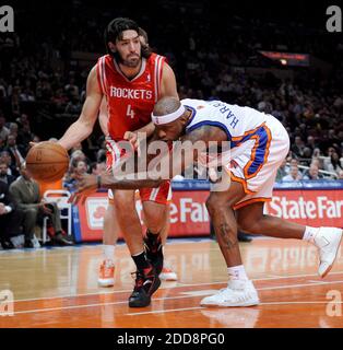 KEIN FILM, KEIN VIDEO, KEIN TV, KEIN DOKUMENTARFILM - New York Knicks Forward Al Harrington (7) versucht, den Ball von Houston Rockets Forward Luis Scola (4) im ersten Viertel im Madison Square Garden in New York City, NY, USA am 26. Januar 2009 wieder in Besitz zu nehmen. Der Knick besiegte die Rockets 104-98. Foto von J. Conrad Williams Jr./Newsday/MCT/Cameleon/ABACAPRESS.COM Stockfoto