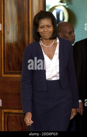 KEIN FILM, KEIN VIDEO, KEIN Fernsehen, KEIN DOKUMENTARFILM - First Lady Michelle Obama betritt den East Room, um US-Präsident Barack Obama beim Lilly Ledbetter Fair Pay Act am Donnerstag, den 29. Januar 2009 im Weißen Haus in Washington, D.C., USA zu beobachten. Ledbetter ist eine Frau aus Alabama, die nach 19 Jahren Arbeit bei Goodyear Tire & Rubber Co. Entdeckte, dass sie die am niedrigsten bezahlte Führungskraft in ihrem Werk war, obwohl sie mehr Erfahrung als mehrere männliche Mitarbeiter hatte. Der Lilly Ledbetter Fair Pay Act stellt womenÕs Fähigkeit wieder her, ungleiche Bezahlung herauszufordern. Foto von Chuck Kennedy/MCT/ABACAPRESS.COM Stockfoto