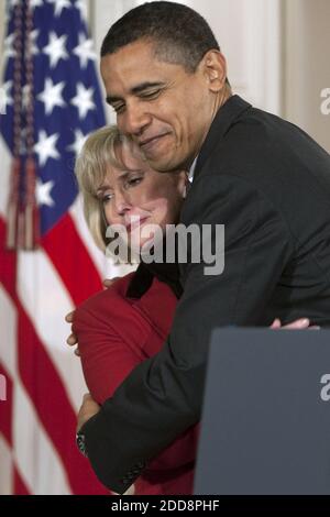 KEIN FILM, KEIN VIDEO, KEIN Fernsehen, KEINE DOKUMENTATION - US-Präsident Barack Obama umarmt Lilly Ledbetter, bevor er am Donnerstag, den 29. Januar 2009, den Lilly Ledbetter Fair Pay Act im Weißen Haus in Washington, D.C., USA, unterschrieb. Ledbetter ist eine Frau aus Alabama, die nach 19 Jahren Arbeit bei Goodyear Tire & Rubber Co. Entdeckte, dass sie die am niedrigsten bezahlte Führungskraft in ihrem Werk war, obwohl sie mehr Erfahrung als mehrere männliche Mitarbeiter hatte. Der Lilly Ledbetter Fair Pay Act stellt womenÕs Fähigkeit wieder her, ungleiche Bezahlung herauszufordern. Foto von Chuck Kennedy/MCT/ABACAPRESS.COM Stockfoto