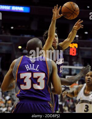 KEIN FILM, KEIN VIDEO, KEIN Fernsehen, KEINE DOKUMENTATION - der Wächter der Phoenix Suns Steve Nash (13) schießet dem Teamkollegen Grant Hill (33) den Ball ab, während er am 26. Januar 2009 im Verizon Center in Washington, DC, USA, unter dem Druck der Washington Wizards Defence im ersten Viertel steht. Die Sonnen besiegten die Zauberer, 103-87. Foto von Chuck Myers/MCT/ABACAPRESS.COM Stockfoto