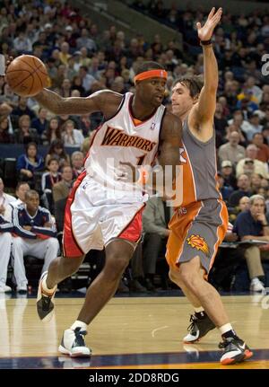 KEIN FILM, KEIN VIDEO, KEIN Fernsehen, KEINE DOKUMENTATION - Stephen Jackson der Golden State Warriors fährt am Verteidiger der Phoenix Suns Steve Nash vorbei im ersten Viertel in der Oracle Arena in Oakland, CA, USA am 4. Februar 2009 besiegten The Warriors die Suns, 124-112. Foto von D. Ross Cameron/Oakland Tribune/MCT/Cameleon/ABACAPRESS.COM Stockfoto