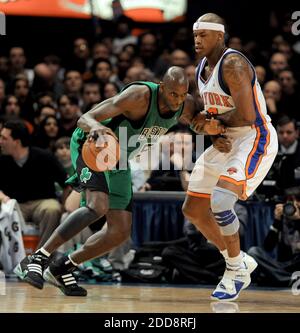 KEIN FILM, KEIN VIDEO, KEIN Fernsehen, KEIN DOKUMENTARFILM - Kevin Garnett (5) fährt gegen die Verteidigung von New York Knicks Forward Al Harrington (7) im ersten Viertel im Madison Square Garden in New York am Freitag, den 6. Februar 2009. Foto von J. Conrad Williams Jr./Newsday/MCT/Cameleon/ABACAPRESS.COM Stockfoto