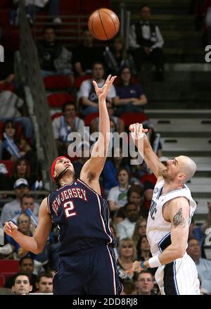 KEIN FILM, KEIN VIDEO, KEIN TV, KEIN DOKUMENTARFILM - Orlando Magic Center Marcin Gortat und Josh Boone von den New Jersey Nets greifen am 8. Februar 2009 in der Amway Arena in Orlando, FL, USA auf einen Rebound zu. Orlando Magic gewann 101-84. Foto von Jacob Langston/Orlando Sentinel/MCT/Cameleon/ABACAPRESS.COM Stockfoto