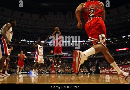 KEIN FILM, KEIN VIDEO, KEIN TV, KEIN DOKUMENTARFILM - Derrick Rose, Mitte der Chicago Bulls, schießt einen Jumper gegen den Detroit Pistons' will Bynum während der Spielaktion am 10. Februar 2009 im United Center in Chicago, IL, USA. Foto von Scott Strazzante/Chicago Tribune/MCT/Cameleon/ABACAPRESS.COM Stockfoto